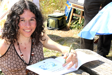A autora durante a sessão de autógrafos, em Condeixa